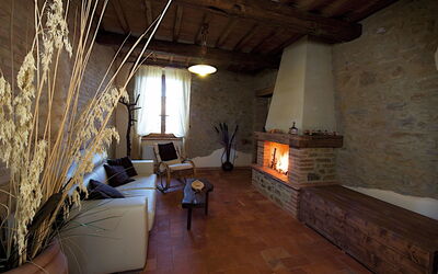 Bandiera: Habitación, Edificio, Propiedad, Diseño De Interiores, Sala, Mueble, Suelo, Desván, Haz, Casa