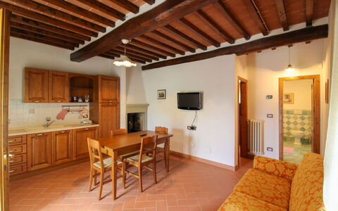 Borgo di Usciano: Piso, Diseño De Interiores, Madera, Techo, Mueble, Suelo, Habitación, Mostrador, Gabinetes, Cocina