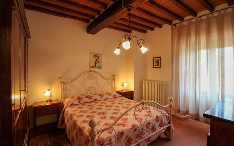 Borgo di Usciano: Mueble, Cama, Diseño De Interiores, Habitación, Pared, Sábana, Techo, Habitación, Lecho, Piso