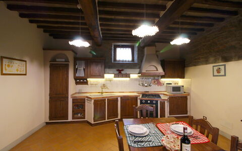 Borgo di Usciano: Habitación, Propiedad, Edificio, Techo, Mueble, Diseño De Interiores, Casa, Suelo, Haz, Bienes Raíces