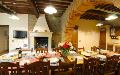 Borgo di Usciano: Restaurante, Edificio, Habitación, Propiedad, Comedor, Diseño De Interiores, Mesa, Bienes Raíces, Mueble