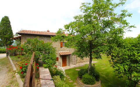 Borgo di Usciano: Planta, Cielo, Nube, Propiedad, Edificio, Ventana, Verde, Árbol, Paisaje Natural, Casa