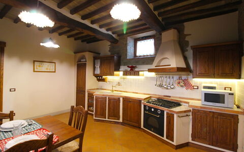 Borgo di Usciano: Habitación, Propiedad, Edificio, Mueble, Cocina, Mostrador, Gabinetes, Diseño De Interiores, Suelo, Techo
