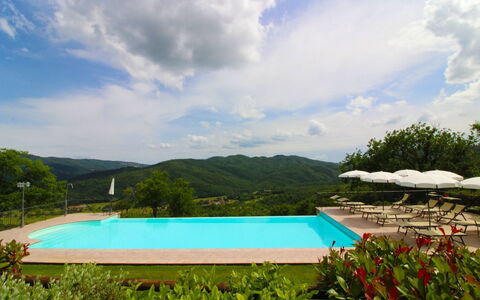 Borgo di Usciano: Nube, Agua, Cielo, Planta, Piscina, Edificio, Azul, Azur, Árbol, Paisaje Natural