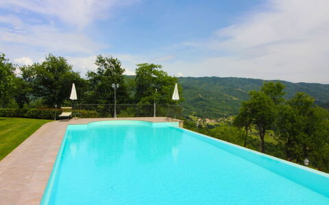 Borgo di Usciano: Agua, Nube, Cielo, Planta, Piscina, Naturaleza, Azur, Árbol, Cuerpo De Agua, Hierba