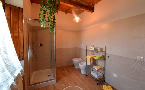 Podere i Gigli: Habitación, Propiedad, Baño, Edificio, Suelo, Casa, Bienes Raíces, Diseño De Interiores, Loseta, Madera Dura