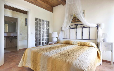 La Castagnara: Habitación, Mueble, Cama, Habitación, Sábana, Propiedad, Marco De La Cama, Diseño De Interiores, Lecho, Techo