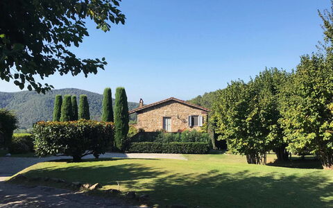 Compignano Barn: Propiedad, Casa, Casa, Inmuebles, Árbol, Paisaje Natural, Bienes Raíces, Cielo, El Terreno Del Lote, Césped