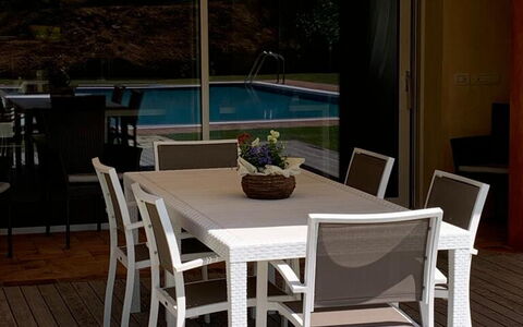 Uva: Mesa, Mueble, Propiedad, Silla, Azur, Madera, Sombra, Mueble Para Exteriores, Agua, Diseño De Interiores