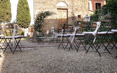 Antico Borgo San Lorenzo - Weddings And Events: Planta, Mueble, Mesa, Ventana, Mesa Al Aire Libre, Edificio, Mueble Para Exteriores, Silla, Hierba, Banco Al Aire Libre