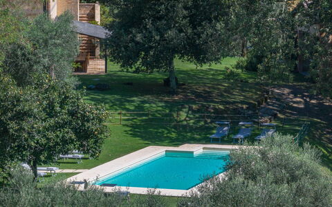 Castello D'Ombrone: Agua, Planta, Edificio, Piscina, Árbol, Ventana, Paisaje Natural, Sombra, Hierba, Arbusto
