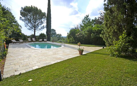 Villa Del Castagno: Propiedad, Hierba, Inmuebles, Bienes Raíces, Césped, Casa, Árbol, Piscina, Yarda, El Terreno Del Lote