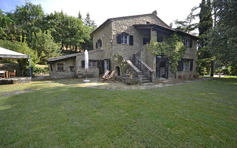Villa Del Castagno: Propiedad, Casa, Casa, Césped, Yarda, Inmuebles, Hierba, Edificio, El Terreno Del Lote, Bienes Raíces