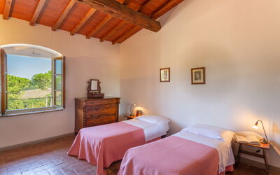 pratale-apartments-chianti-tavernelle-val-di-pesa-farmhouse-quadri-apartment-bedroom