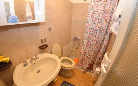 Casa Irene: Baño, Propiedad, Habitación, Asiento Del Baño, Diseño De Interiores, Baño, Loseta, Suelo, Lavabo Del Baño, Arreglo De Tubería