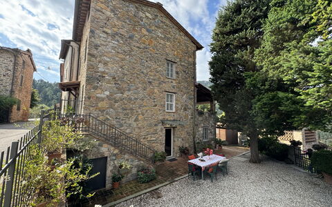 Casa Max: Planta, Nube, Edificio, Cielo, Ventana, Árbol, Superficie De La Carretera, Casa, Cabaña, Hierba