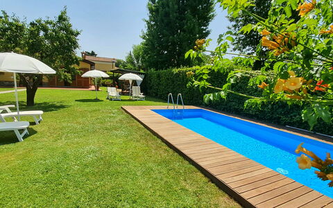 La Capannella: Planta, Sombra, Árbol, Cielo, Piscina, Edificio, Mueble Para Exteriores, Agua, Bienes Raíces, Piso