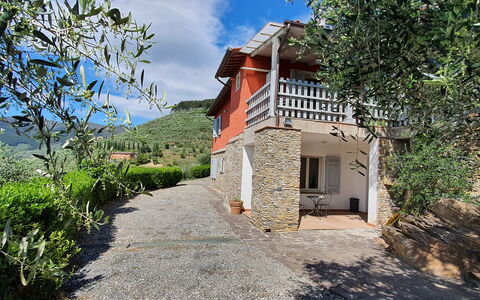 Podere San Martino: Planta, Cielo, Nube, Edificio, Ventana, Árbol, Bienes Raíces, Paisaje, Cabaña, Fachada