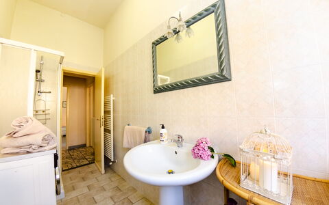 Villa Elisa: Baño, Habitación, Propiedad, Diseño De Interiores, Bienes Raíces, Edificio, Casa, Lavabo, Mueble, Arreglo De Tubería