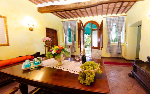 Villa Il Borghetto: Habitación, Propiedad, Edificio, Diseño De Interiores, Mueble, Casa, Comedor, Mesa, Techo, Bienes Raíces