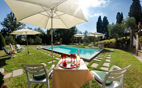 Villa Il Borghetto: Propiedad, Bienes Raíces, Casa, Piscina, Edificio, Mesa, Inmuebles, Casa, Paraguas, Patio Interior
