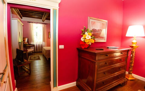 Villa Il Borghetto: Habitación, Mueble, Propiedad, Rojo, Diseño De Interiores, Casa, Edificio, Suelo, Rosado, Cajonera