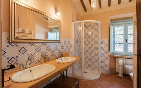 Villa Mezzavia: Habitación, Propiedad, Baño, Edificio, Diseño De Interiores, Bienes Raíces, Mueble, Techo, Loseta, Casa