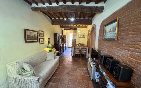 Casina Bella Di Lucca: Mueble, Pared, Diseño De Interiores, Piso, Sofá, Madera, Suelo, Techo, Habitación, Sala