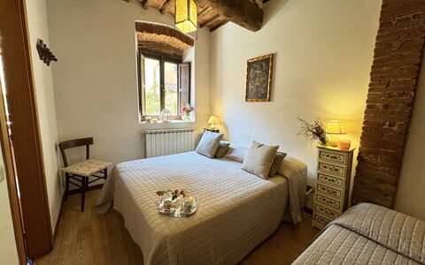 Casina Bella Di Lucca: Pared, Habitación, Madera, Mueble, Cama, Sábana, Lecho, Diseño De Interiores, Piso, Habitación