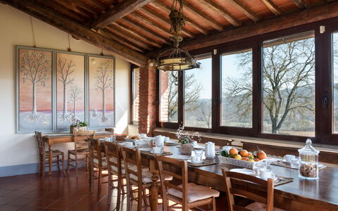 Villa Felciai: Mesa, Mueble, Propiedad, Vajilla, Madera, Diseño De Interiores, Ventana, Silla, Edificio, Bienes Raíces