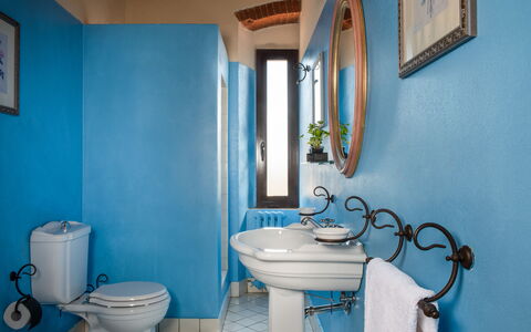 Villa Felciai: Espejo, Fotografía, Propiedad, Marco, Azul, Arreglo De Tubería, Lavabo, Púrpura, Baño, Azur