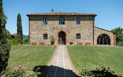 Villa Felciai: Planta, Cielo, Propiedad, Ventana, Edificio, Árbol, Hierba, Ladrillo, Puerta, Pared