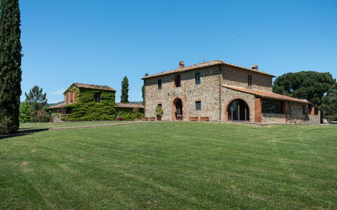 Villa Felciai: Cielo, Planta, Árbol, Paisaje Natural, Hierba, Paisaje, Área Rural, Pradera, Familia De Las Gramíneas, Fachada