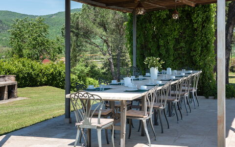 Villa Felciai: Mesa, Planta, Mueble, Propiedad, Silla, Árbol, Mesa Al Aire Libre, Sombra, Botánica, Mueble Para Exteriores
