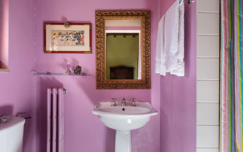 Villa Fabbri: Espejo, Lavabo Del Baño, Lavabo, Grifo, Propiedad, Arreglo De Tubería, Púrpura, Baño, Diseño De Interiores, Arquitectura