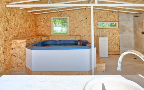Villa Emanuele - Costarainera: Propiedad, Habitación, Jacuzzi, Edificio, Casa, Diseño De Interiores, Bañera, Bienes Raíces, Casa, Baño