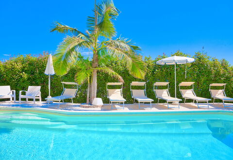 Villa Emanuele - Costarainera: Piscina, Recurso, Majorelle Azul, Propiedad, Vacaciones, Ciudad De Vacaciones, Ocio, Árbol, Palmera, Verano