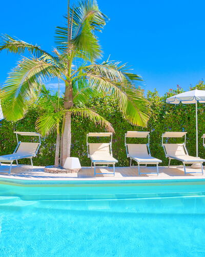 Villa Emanuele - Costarainera: Piscina, Recurso, Majorelle Azul, Propiedad, Vacaciones, Ciudad De Vacaciones, Ocio, Árbol, Palmera, Verano