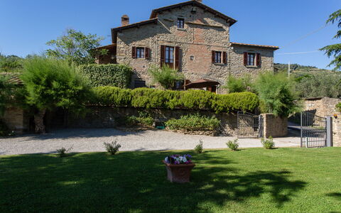 Villa i Cocciai: Propiedad, Casa, Edificio, Inmuebles, Hierba, Casa, Árbol, Bienes Raíces, Barrio Residencial, Villa
