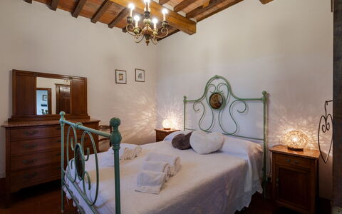 Villa i Cocciai: Habitación, Cama, Habitación, Propiedad, Mueble, Sábana, Diseño De Interiores, Marco De La Cama, Edificio, Techo