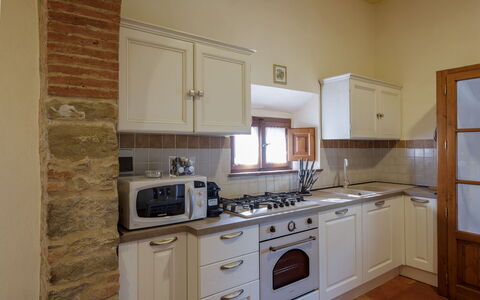 Villa i Cocciai: Habitación, Propiedad, Cocina, Gabinetes, Mueble, Mostrador, Edificio, Casa, Suelo, Electrodoméstico