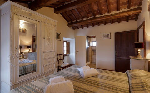 Villa i Cocciai: Propiedad, Habitación, Edificio, Habitación, Mueble, Diseño De Interiores, Suite, Casa, Techo, Bienes Raíces