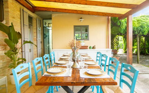 La Villa Di Ostra: Mueble, Diseño De Interiores, Silla, Mesa, Madera, Cocina Y Comedor Mesa, Comedor, Piso, Techo, Suelo