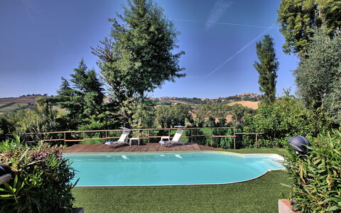 La Villa Di Ostra: Piscina, Propiedad, Naturaleza, Paisaje Natural, Bienes Raíces, Inmuebles, Casa, Árbol, Hierba, Casa