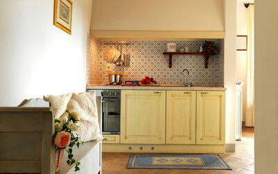 Canonica N.1: Habitación, Propiedad, Mueble, Diseño De Interiores, Suelo, Amarillo, Pared, Casa, Edificio, Cocina