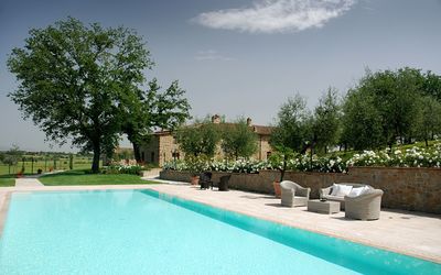 Agriturismo i Grandi di Toscana: Agua, Cielo, Planta, Nube, Piscina, Naturaleza, Azur, Árbol, Sombra, Rectángulo