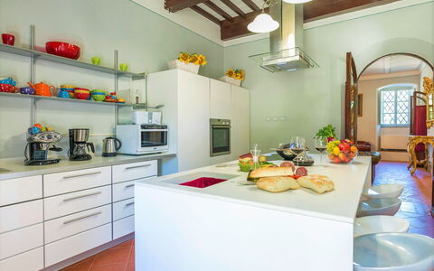Villa Ivana - Cortona: Mostrador, Habitación, Propiedad, Cocina, Diseño De Interiores, Techo, Mueble, Amarillo, Edificio, Verde