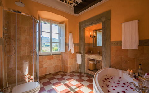 Villa Ivana - Cortona: Habitación, Propiedad, Edificio, Baño, Diseño De Interiores, Techo, Suelo, Casa, Bienes Raíces, Inmuebles