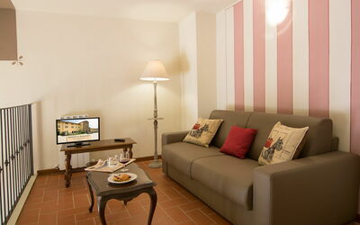Appartamento 15 Merlot: Habitación, Mueble, Propiedad, Diseño De Interiores, Sala, Pared, Suelo, Edificio, Bienes Raíces, Mesa