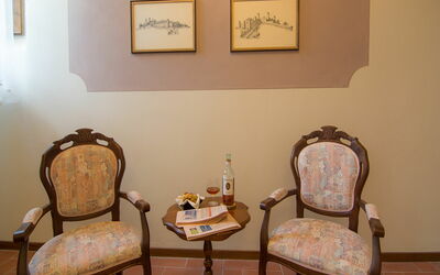 Appartamento 9 Sangiovese: Habitación, Mueble, Mesa, Silla, Diseño De Interiores, Casa, Suelo, Sala, Mesa Final, Madera Dura